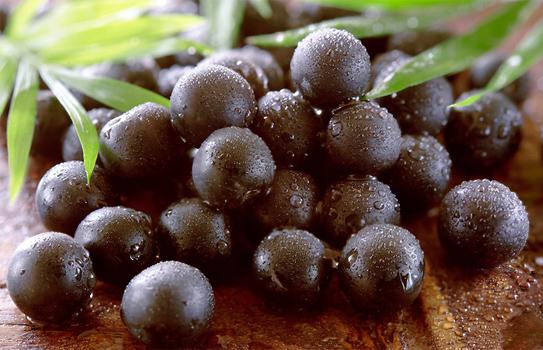 Quả Acai: Nếu tìm kiếm trên Google với từ khóa 'acai berry', bạn sẽ thấy một loạt những lợi ích như giảm cân và chống lão hóa, nhưng liệu chúng có những công dụng như vậy? Thực sự thì chúng không giàu chất xơ hơn lựu và việt quất, hơn nữa chúng chứa nhiều calo, khoảng 247 calo mỗi 100 gram và 26 gram trong số đó là carbohydrate. Nếu bạn không kiểm soát lượng acai tiêu thụ, bạn có thể gặp vấn đề về cân nặng.