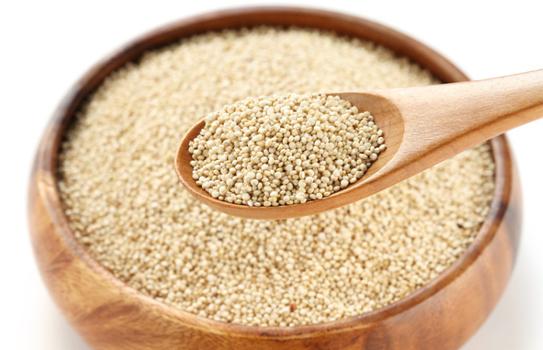 Quinoa: Siêu thực phẩm không chứa gluten này cũng là một thực phẩm bổ sung protein hoàn hảo, giàu chất xơ và khoáng chất dồi dào. Rất nhiều người đã xem nó là thực phẩm hữu hiệu để giảm cân. Nhưng bạn có biết một chén quinoa nấu chín có thể chứa 222 calo, nhiều hơn một chén gạo lứt. Vì thế, bạn nên cân nhắc trước khi ăn nếu không muốn bị phát phì.