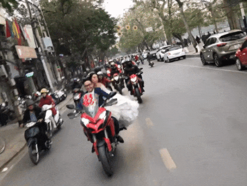 Đoàn rước dâu bằng xe phân khối lớn 'đại náo' đường phố Hải Phòng