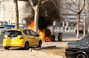 Xe đột ngột bốc cháy, bố quỳ khóc giữa đường vì chỉ biết trơ mắt nhìn con gái 2 tuổi bị thiêu rụi