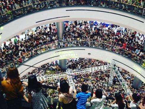 Những lần xuất hiện gây náo loạn nơi công cộng của sao Việt