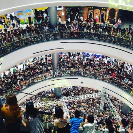 Những lần xuất hiện gây náo loạn nơi công cộng của sao Việt - Ảnh 4.