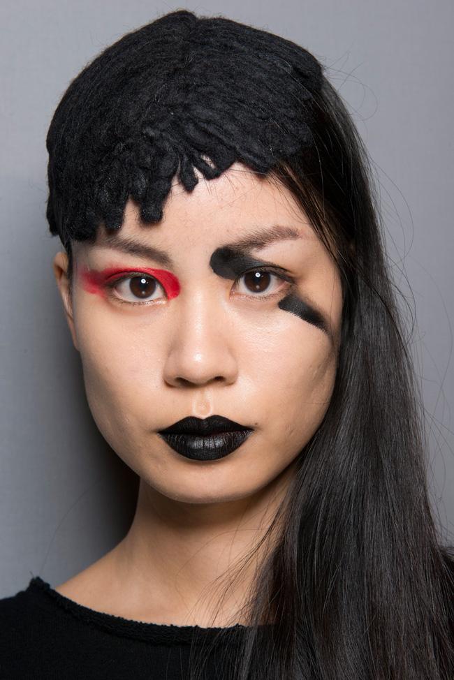 Những kiểu makeup dọa ma khiến người xem phải giật mình tại Tuần lễ thời trang Thu/Đông 2017 - Ảnh 6.