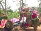 Màn rước dâu bằng 5 xe công nông của cặp đôi lệch nhau 10 tuổi ở Thanh Hóa