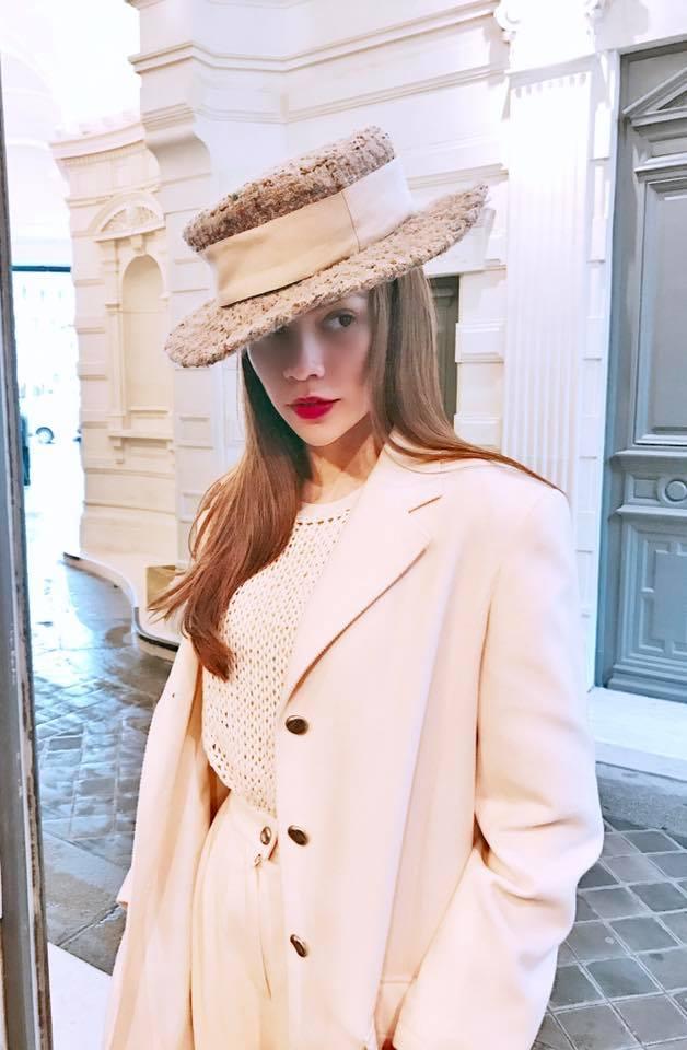 Hà Hồ hóa thân thành quý cô cổ điển nhưng không kém phần sành điệu.