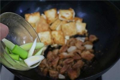 – Cho ớt và lá tỏi vào đảo chung.