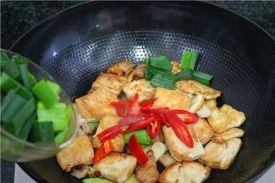 – Thêm phần nước sốt đã pha vào chảo đậu thịt, đảo đều và đun cho sốt sánh lại là được.