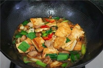 Món thịt sốt đậu phụ không còn lạ lẫm gì với nhiều gia đình. Tuy nhiên với những cách chế biến khác nhau thì sẽ đem lại hương vị mới cho món ăn. Nếu như bình thường thịt nạc chế biến món ăn sẽ tạo cảm giác khô và nhanh ngấy, tuy nhiên khi được kết hợp với đậu phụ và nước sốt đậm ngọt lại làm cho món ăn không hề bị nhàm chán. Hơn thế màu sắc của món ăn thật bắt mắt phải không bạn?