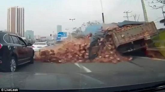 Clip: Tai nạn bất ngờ, xe con bị đè bẹp bởi hàng tấn gạch