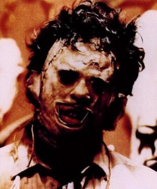 Leatherface có biệt danh là Tử thần vùng Texas, là một nhân vật phản diện chính trong loạt phim kinh dị The Texas Chainsaw Massacre. Hình tượng Leatherface này được dựa theo Ed Gein, một kẻ sát nhân hàng loạt có thật trong lịch sử nước Mỹ. Leatherface có tính thích giết người rồi lột da mặt họ để sưu tầm mặt nạ giống như nhân vật Ed Gein.