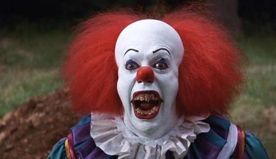 Pennywise vốn là một con quỷ, nhưng lại hóa thân thành một chú hề trông có vẻ thân thiện. Hắn luôn dụ dỗ trẻ nhỏ, kéo xuống cống và ăn thịt.