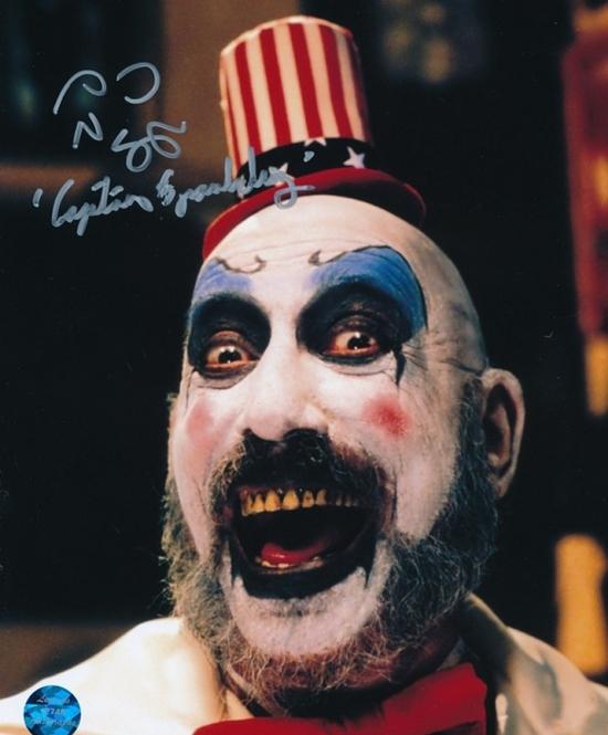 Trong House of 1000 Corpses, Captain Spaulding có vẻ ngoài của một ông bố vui tính yêu thương gia đình. Nhưng khi hóa trang thành chú hề, Spaulding lại trở thành một tên sát nhân bệnh hoạn. Điều đáng sợ hơn là việc giết chóc của hắn được cả gia đình hậu thuẫn.