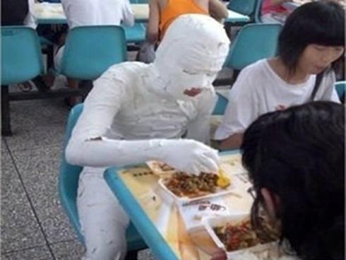 Buồn cười với những người quá hồn nhiên chốn công cộng