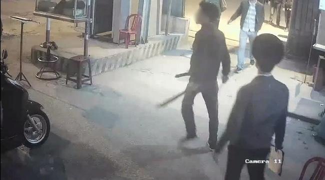 Bị nhắc không được chèo kéo khách, phụ xe vác đao kiếm truy sát bảo vệ bến xe - Ảnh 2.