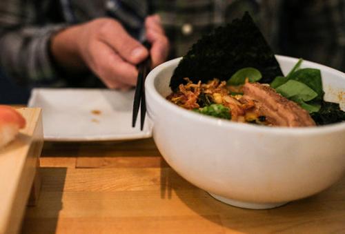 Gõ bát đũa khi ăn: Trước khi ăn, bạn cũng không nên dùng đũa gõ xuống bàn hoặc gõ vào bát hay tự đập 2 chiếc đũa vào với nhau bởi người xưa quan niệm rằng hành động đó chỉ dành cho những vô gia cư đi xin ăn, thậm chí có thể mời gọi ma quỷ.