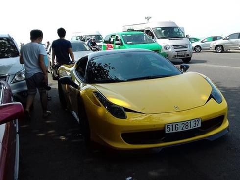 Cặp đôi siêu xe độ Ferrari 458 Italia và Audi R8 