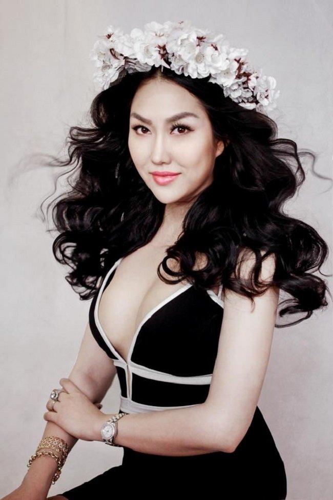 Đây là một trong những thiết kế tôn lên vòng một đầy đặn của bà mẹ một con.