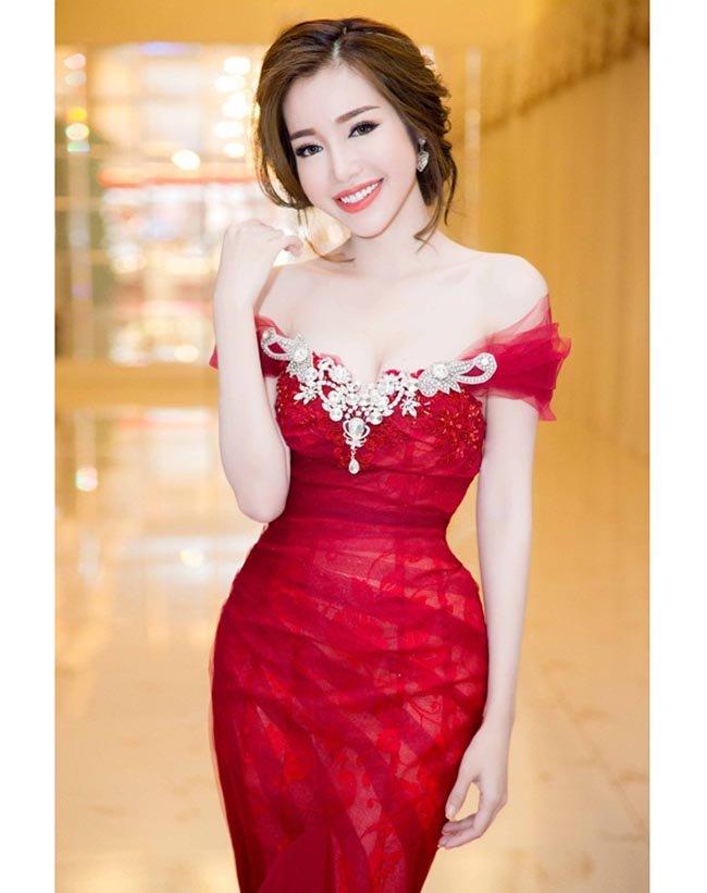 Vòng eo 54 cm của Elly Trần khiến người đối diện khó tin khi cô mặc bó sát thế này.