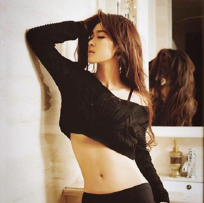 Chiếc áo croptop giúp Bảo Ngọc khoe trọn vòng eo "con kiến" mà hàng vạn người mơ ước.