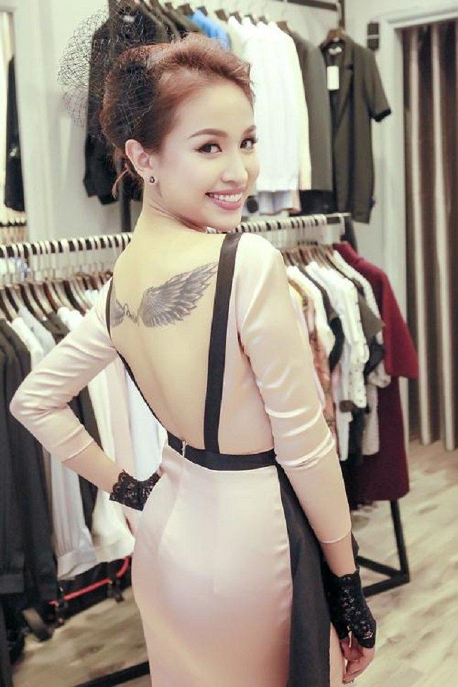 Không chỉ ưa chuộng đồ bó sát, xẻ ngực, hở lưng, Vân Hugo còn mặt mốt lưng trần, hở vai đầy mê hoặc.