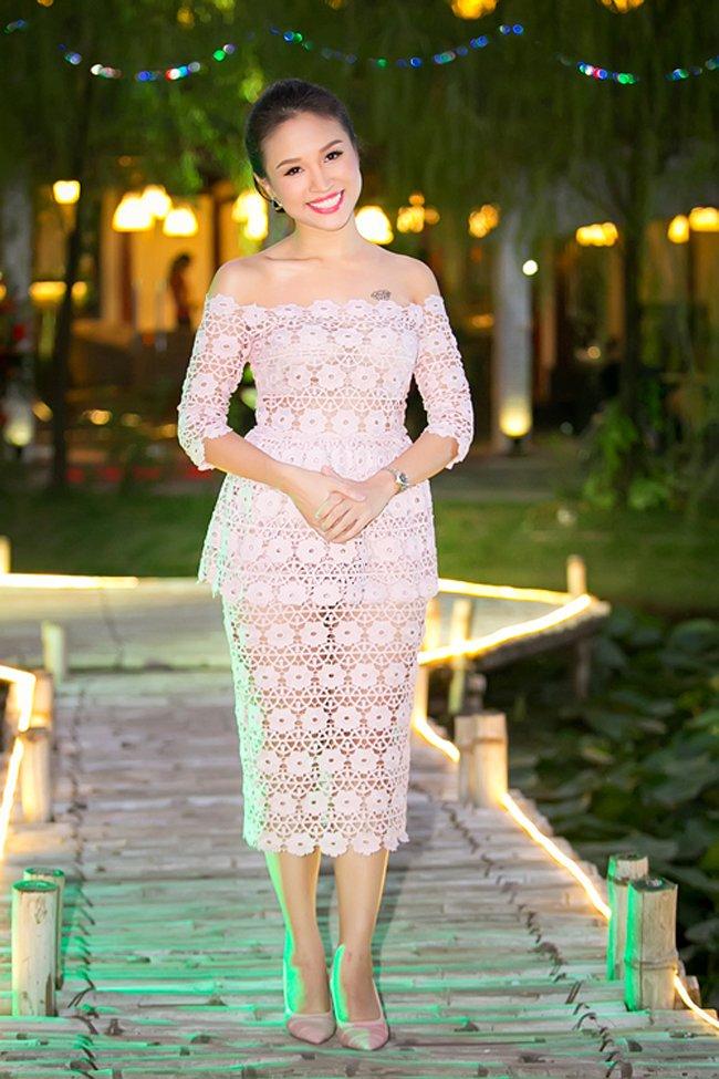 Váy áo xuyên thấu cũng đã có mặt trong tủ đồ của Vân Hugo.