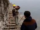Clip: Cận cảnh xây dựng cầu kính tại Trung Quốc nơi công nhân đánh đu trên độ cao 1.700m