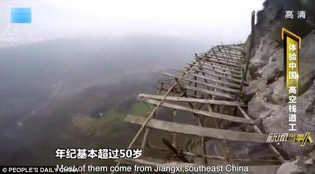 Clip: Cận cảnh xây dựng cầu kính tại Trung Quốc nơi công nhân đánh đu trên độ cao 1.700m - Ảnh 1.