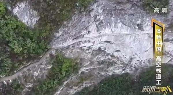 Clip: Cận cảnh xây dựng cầu kính tại Trung Quốc nơi công nhân đánh đu trên độ cao 1.700m - Ảnh 4.