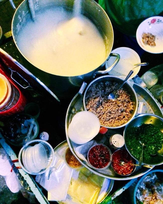 3. Cháo sườn - chợ Tân Định: Chính xác hàng cháo nằm ở đối diện chợ Tân Định, đoạn đường Hai Bà Trưng quận 3. Hàng cháo mở từ 3 giờ chiều có khi trễ hơn và bán đến khoảng 10 giờ. Cháo sườn Tân Định nổi tiếng khắp Sài Gòn vì hiếm nơi đâu bán được món cháo xay nhuyễn, mịn và không lợn cợn hạt gạo.