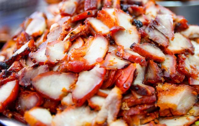 Xe xôi chỉ bán đúng ba loại: xôi gà, xôi thập cẩm và xôi thịt xá xíu. Vậy thôi mà chiều nào từ 5 giờ khi xe đẩy ra đến ngay góc đường Bùi Hữu Nghĩa cũng chật ních người. Cô bán xôi tay nhanh thoăn thoắt, làm không kịp ngơi, những gói xôi còn bọc lá chuối như ngày xưa giờ ở thành phố hiếm có lắm.