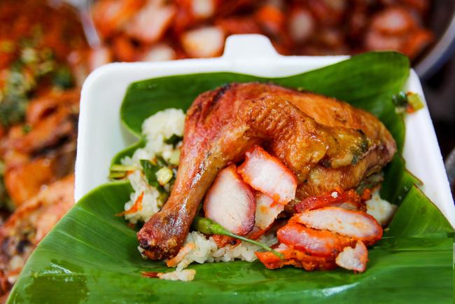 Xe xôi bán từ 5 giờ chiều đến hơn 11 giờ đêm, giá từ 15.000đ.