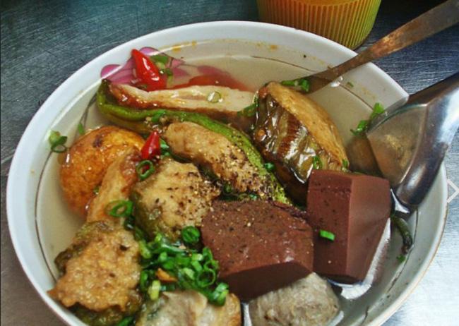 Đặc biệt ở hàng khổ qua cà ớt trong chợ này là cực kì chất lượng, mở bán từ 1 giờ trưa nhưng khách ra vào nườm nượp, một phần ăn đầy đủ nhất định bạn ăn no vì nhồi thịt chả cá dày dặn, cắn ngập răng, cùng với các lát cắt khổ qua, cà, ớt, đậu,... đều dày, to.