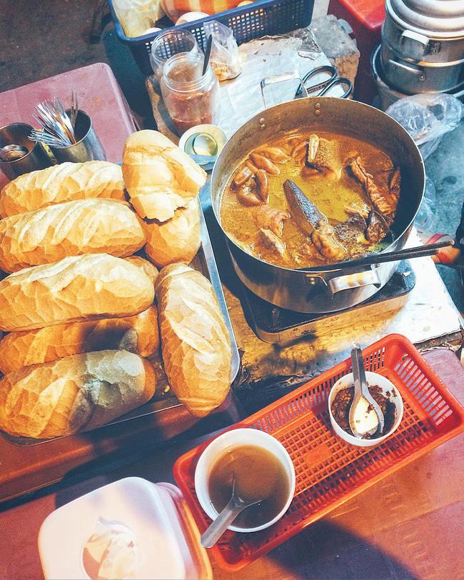 Món ăn được bán theo yêu cầu, khác ăn đầy đủ, hay thêm gì bớt gì, sau đó cô bán hàng sẽ chan một lớp nước dùng nóng hổi, lên trên. Bạn có thể chấp cùng tương đen hoặc tương ớt, sa tế đều rất ngon, bắt miệng. Giá một tô đầy đủ từ 22.000đ.