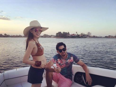 Sở hữu tài sản kếch xù, Châu Kiệt Luân lại để vợ bầu đi máy bay giá rẻ chật chội