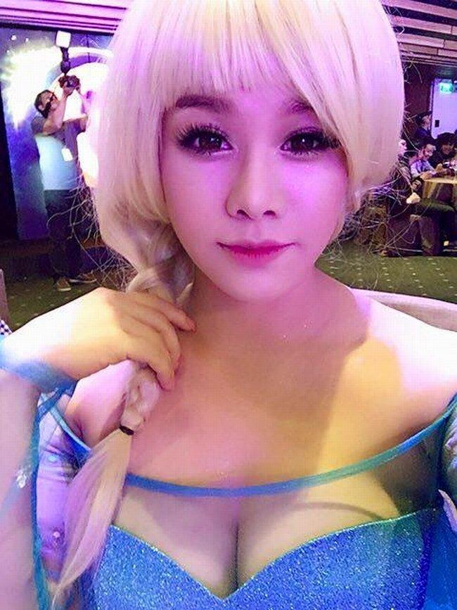 Tuy nhiên, dù là tạo hình cosplay thì Nhật Kim Anh cũng nhấn mạnh vào yếu tố sexy.