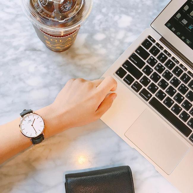 Đừng quên nhấn thêm 4 món phụ kiện này để nâng tầm phong cách cho set đồ công sở đơn giản - Ảnh 7.