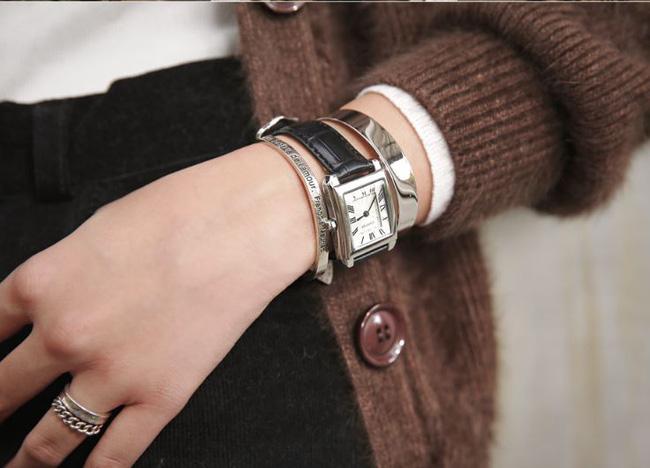 Đừng quên nhấn thêm 4 món phụ kiện này để nâng tầm phong cách cho set đồ công sở đơn giản - Ảnh 5.