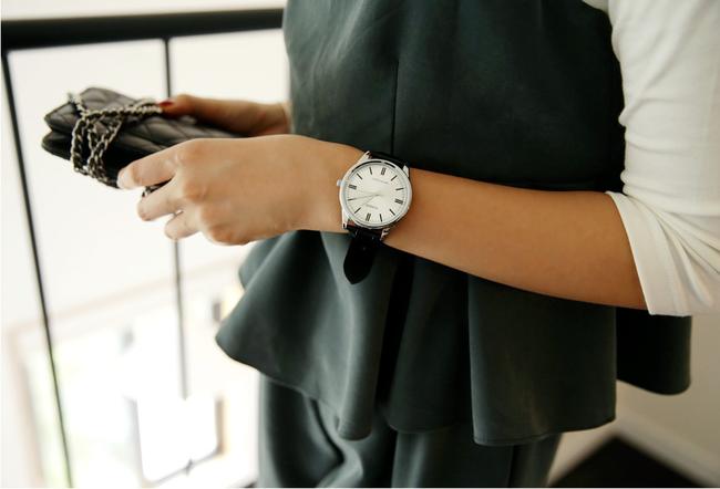Đừng quên nhấn thêm 4 món phụ kiện này để nâng tầm phong cách cho set đồ công sở đơn giản - Ảnh 1.
