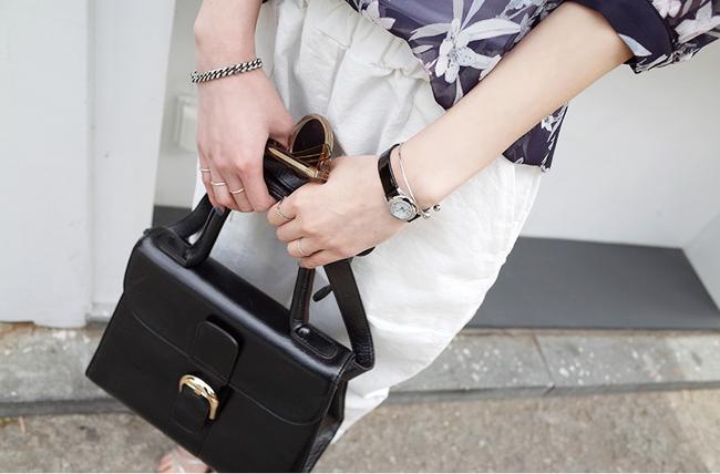 Đừng quên nhấn thêm 4 món phụ kiện này để nâng tầm phong cách cho set đồ công sở đơn giản - Ảnh 2.