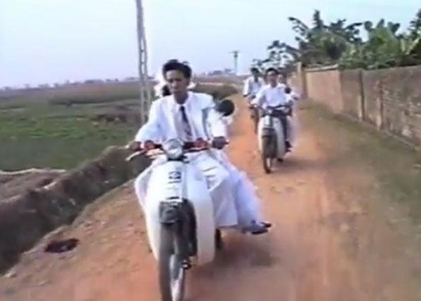 Cô dâu bẽn lẽn ngồi sau xe chàng về dinh