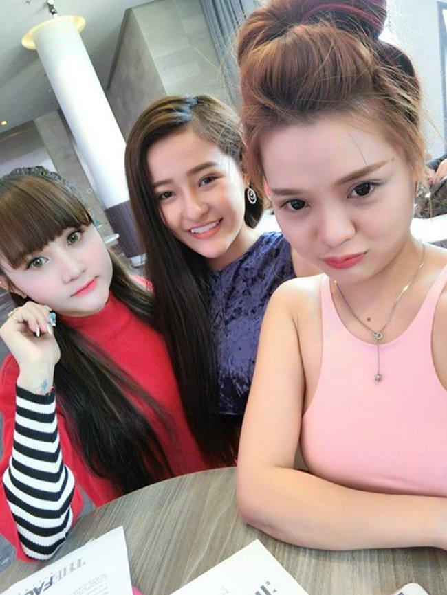 Ảnh selfie của hai thí sinh The Face cũng long lanh hơn hẳn ảnh thực tế.