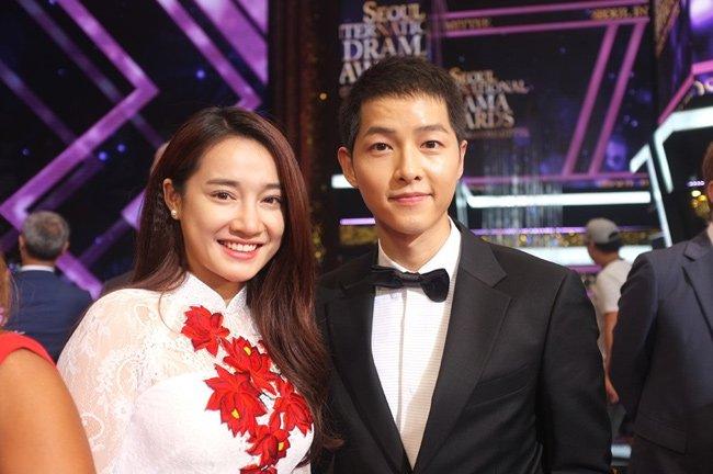 Ảnh thực tế của Nhã Phương chụp cùng Song Joong Ki cũng để lộ gương mặt khá tròn.