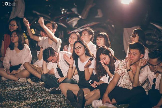 Lí do đằng sau bộ ảnh kỷ yếu ngập trong nước mắt khiến ai cũng bồi hồi - Ảnh 1.