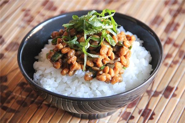 Đậu nành lên men (Natto): Natto là món ăn đặc trưng của Nhật Bản, bao gồm những hạt đậu nành được luộc chín và lên men để thành những hạt đậu có màu nâu, độ nhờn nhớt cao, có mùi nồng nặc rất khó chịu với người không quen. Được biết khi độ nhớt càng cao thì chất lượng Natto càng tốt và vị càng ngọt. Người Nhật Bản thường dùng Natto trong các bữa sáng cùng với cơm trắng và canh miso.