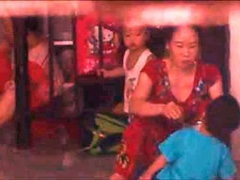 Lấy lời khai bảo mẫu bạo hành nhiều trẻ em