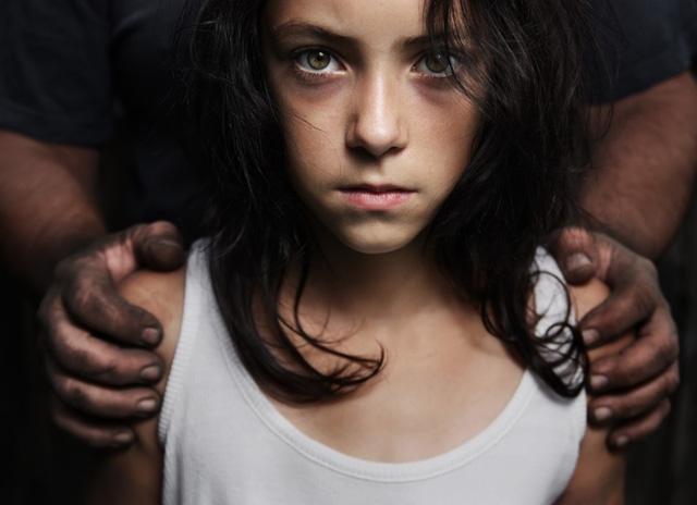 
Tội phạm ấu dâm trở thành nỗi sợ hãi cho các gia đình có con nhỏ. Ảnh minh họa: Medical-Daily

 
