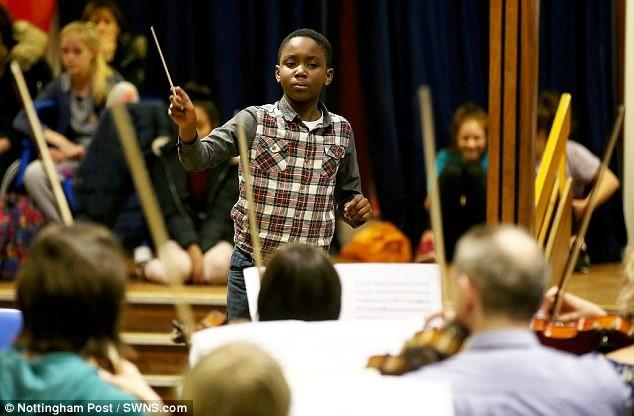 Cau be 11 tuoi tro thanh nhac truong tre nhat the gioi hinh anh 2