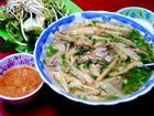 Những món ăn đường phố lúc cũng đông nghịt khách ở Sài Gòn