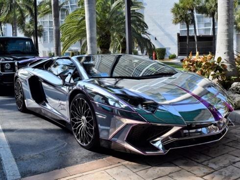 Lamborghini Aventador SV mui trần nổi bật với 'bộ cánh' mạ crôm phối tím