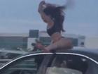 Cô gái diện bikini, múa sexy trên nóc ôtô đang chạy